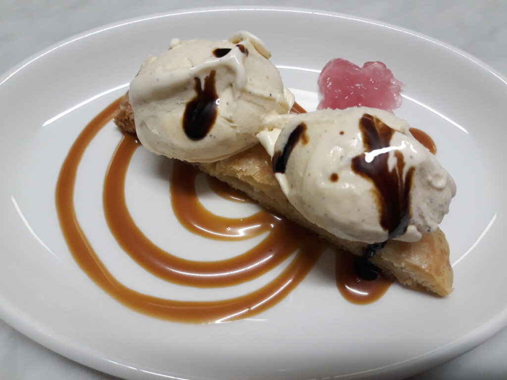 Foto della confettura di cipolla rossa di Breme DeCo ad accompagnare una sfogliatina con gelato alla vaniglia Bourbon e crema al caramello