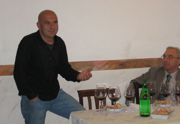 Luca Sandrone, fratello di Luciano, parla dei suoi vini. Nella foto, anche l'agente di zona Mario Villani