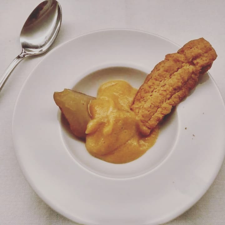 Zabaione caldo con pera Martin Sec e biscotti di mais di Cagna (Presidio Slow Food)