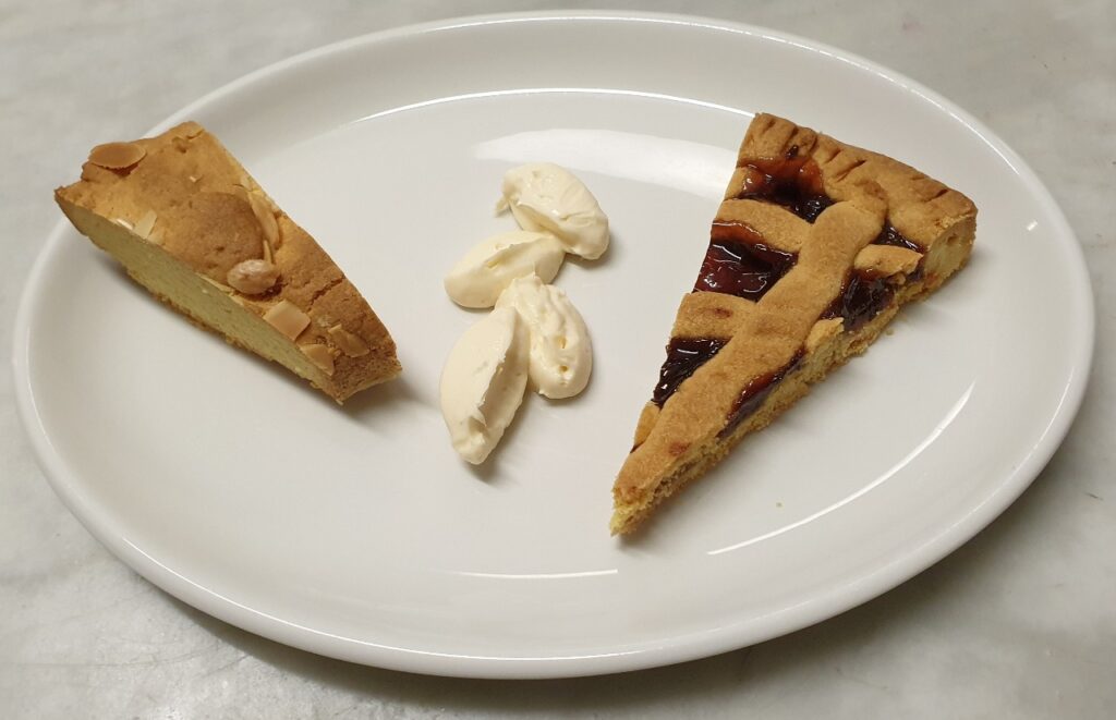 Crostata con marmellata di prugne e ciambellone alle mandorle con crema al mascarpone e Grand Marnier