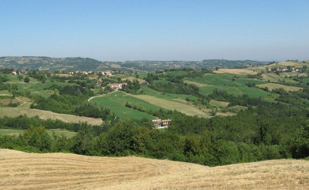 Veduta paesaggistica della casa dei miei nonni: Campostrino visto dal Basano, Val D'Arda (PC)