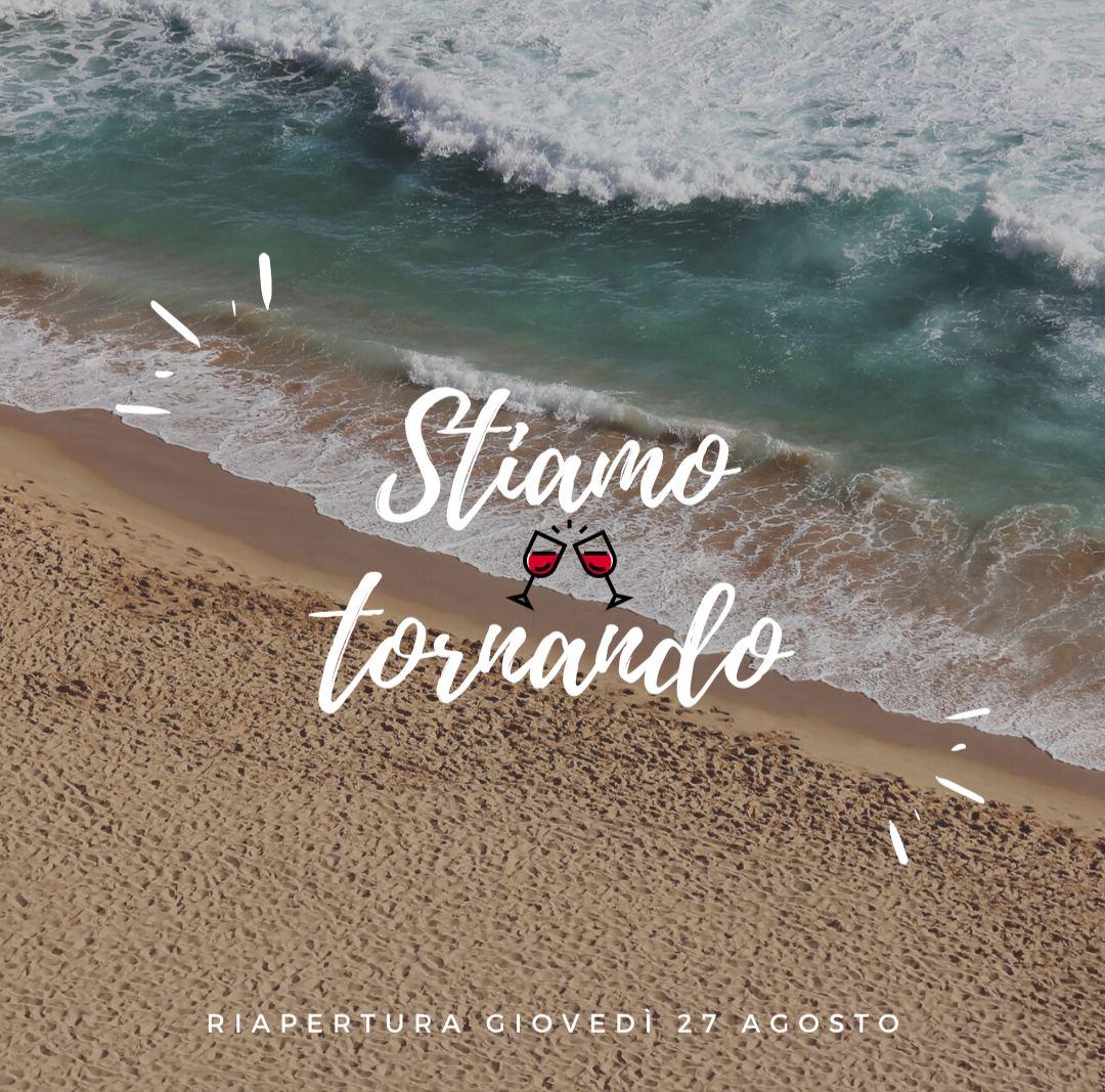 Sullo sfondo una spiaggia con le onde che si abbattono sulla battigia; in primo piano la scritta "Stiamo tornando" con due calici che brindano e la data della riapertura: giovedì 27 agosto