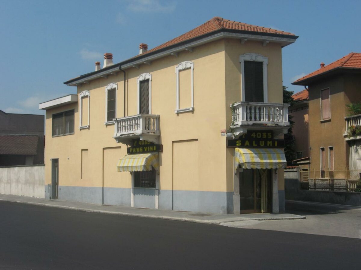 Il negozio visto da corso Torino