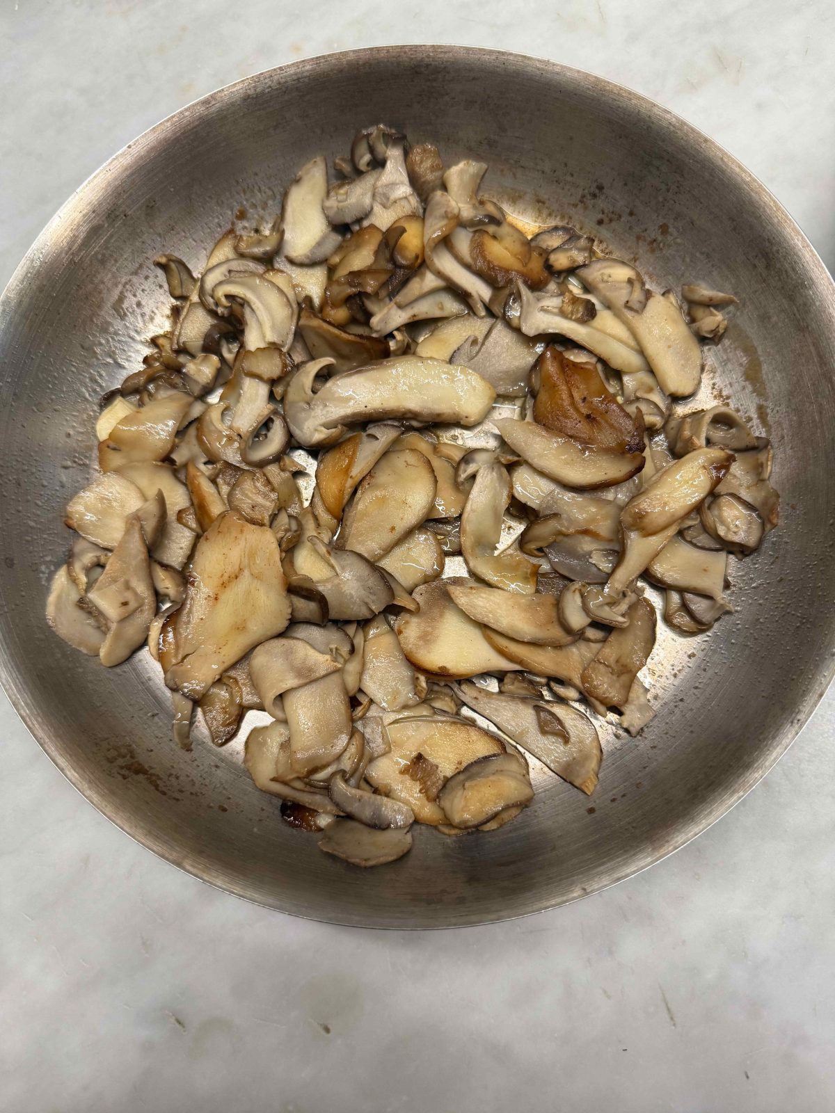 L'immagine mostra una padella di funghi cotti