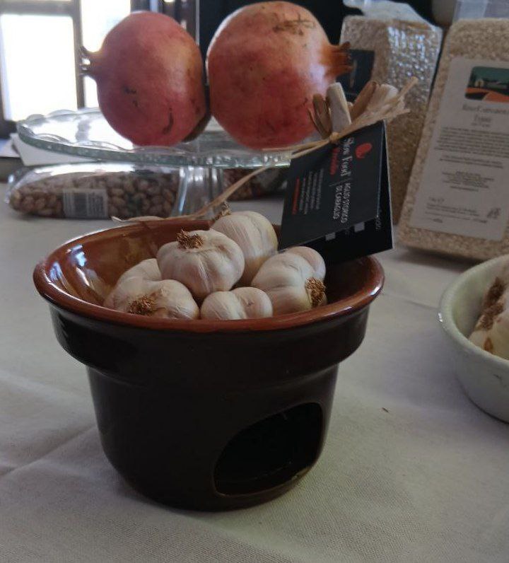 Il tipico pentolino per la bagna caoda in terracotta, con dentro l'Aglio Storico di Caraglio